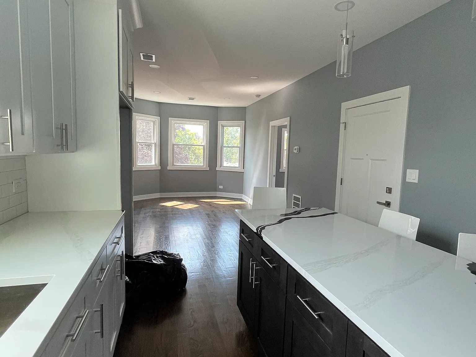 3 bed, 1100 sqft, $2,100 — Photo 4