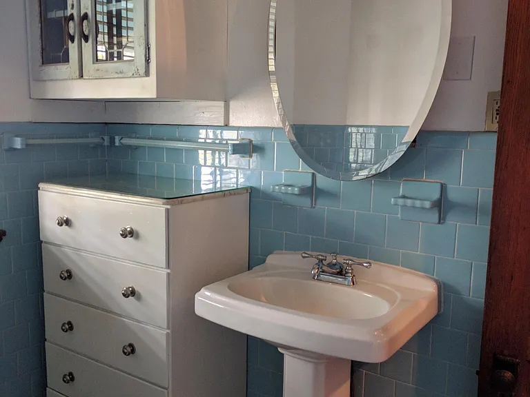 2nd Floor tiled bathroom.