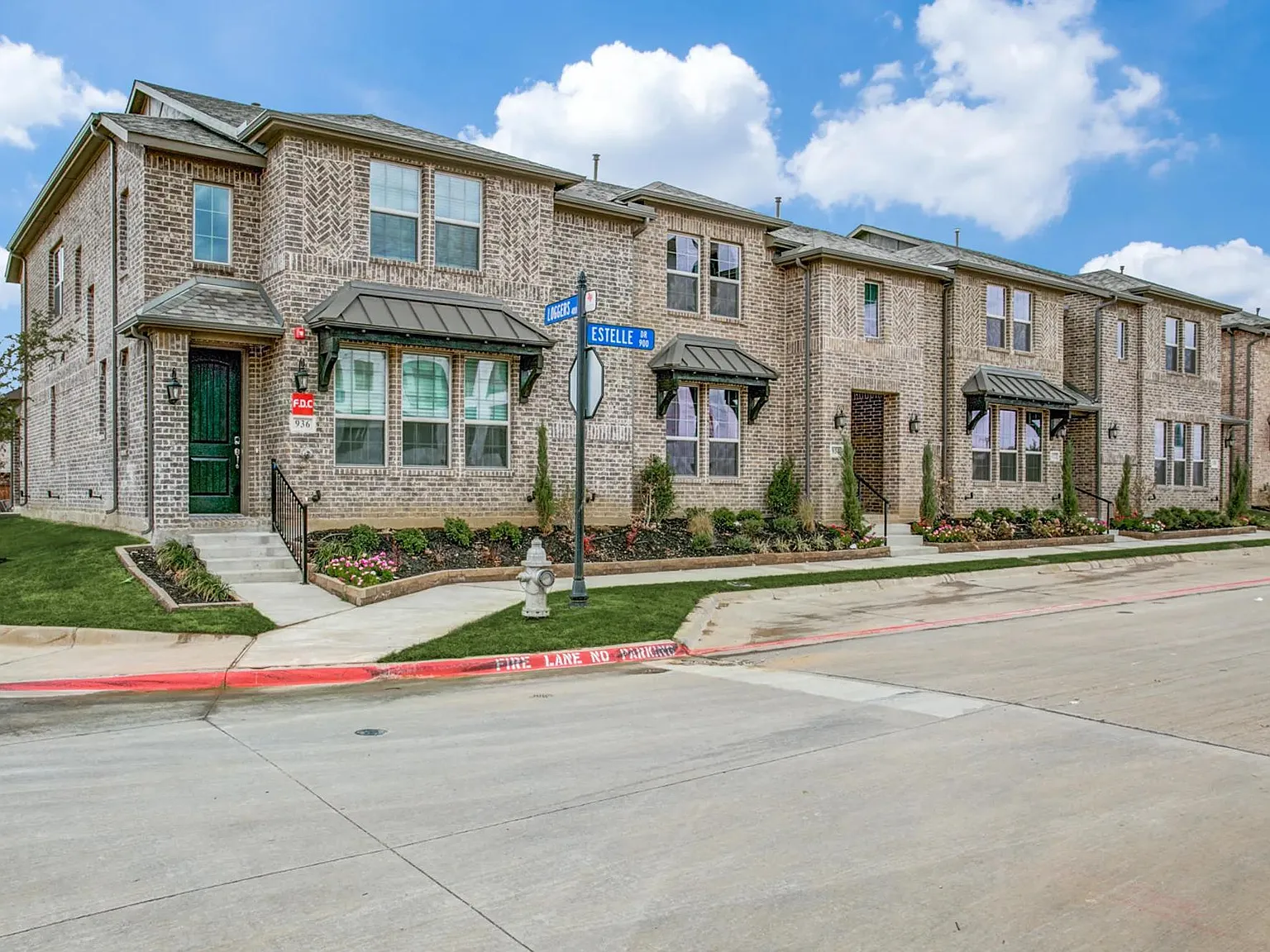 3 bed, 2.5 bath, 2005 sqft, $3,149 — Photo 3