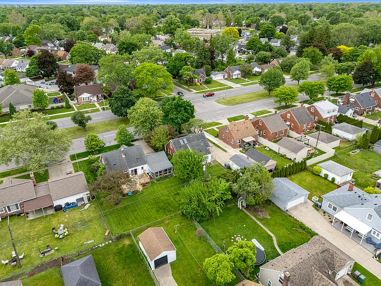 21311 Outer Dr — Photo 48
