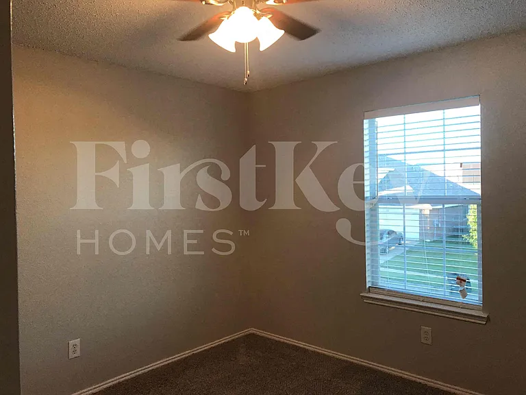 429 W Clover Park Dr — Photo 38