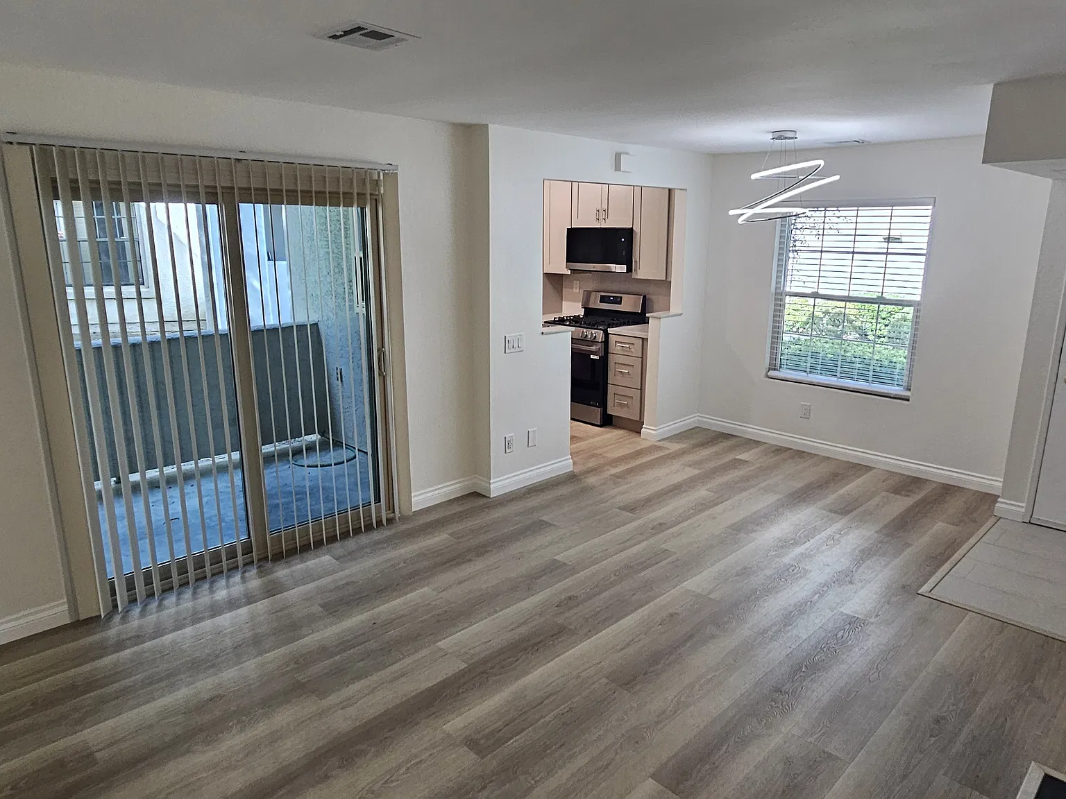 2 bed, 900 sqft, $3,000 — Photo 4