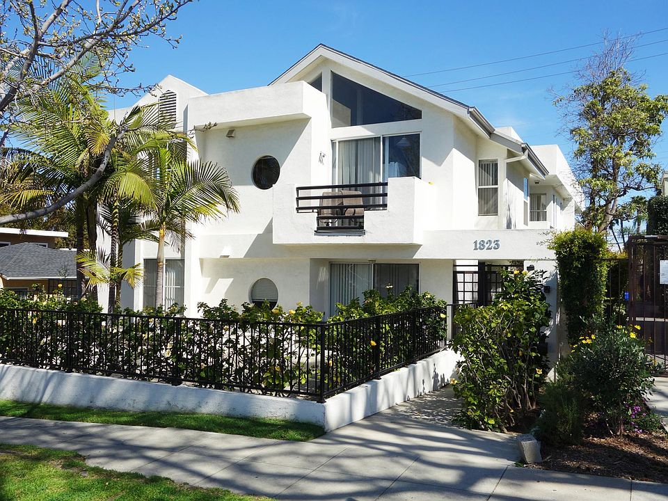Front of Building , top front apartment westward facing , lots of windows , light and air flow