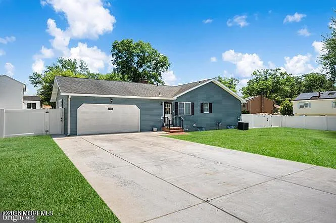 1726 Briarwood Dr — Photo 2