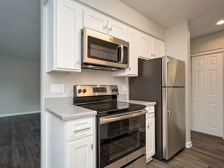St. Charles Oaks Apartments — Photo 25