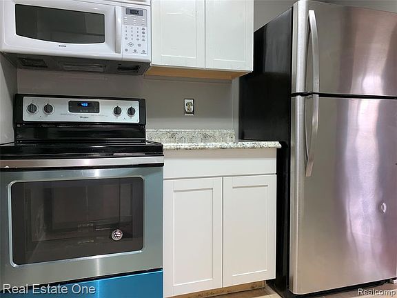 4th image of 646 E Fox Hills Dr