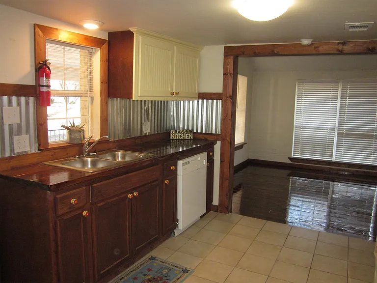 121 N Hamilton St — Photo 2