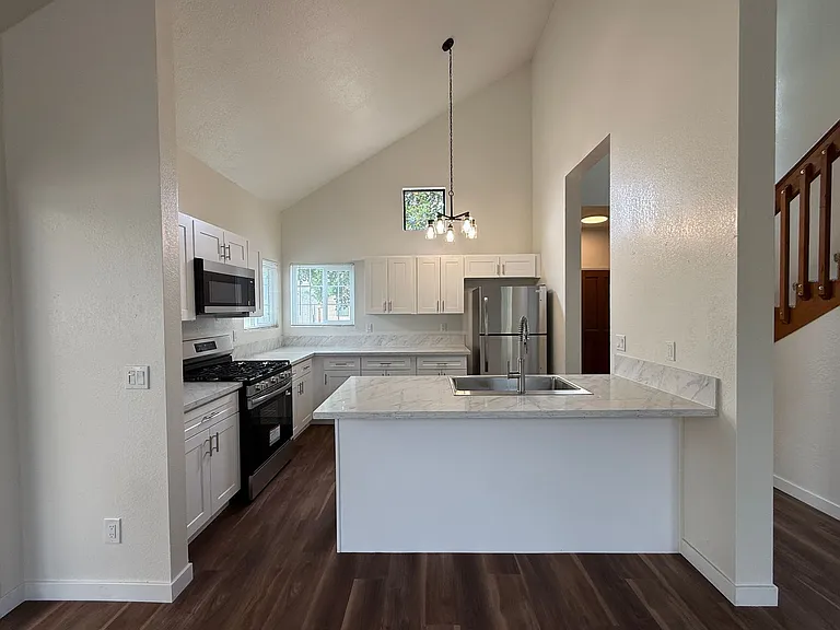 1422 Eagle Ct — Photo 11
