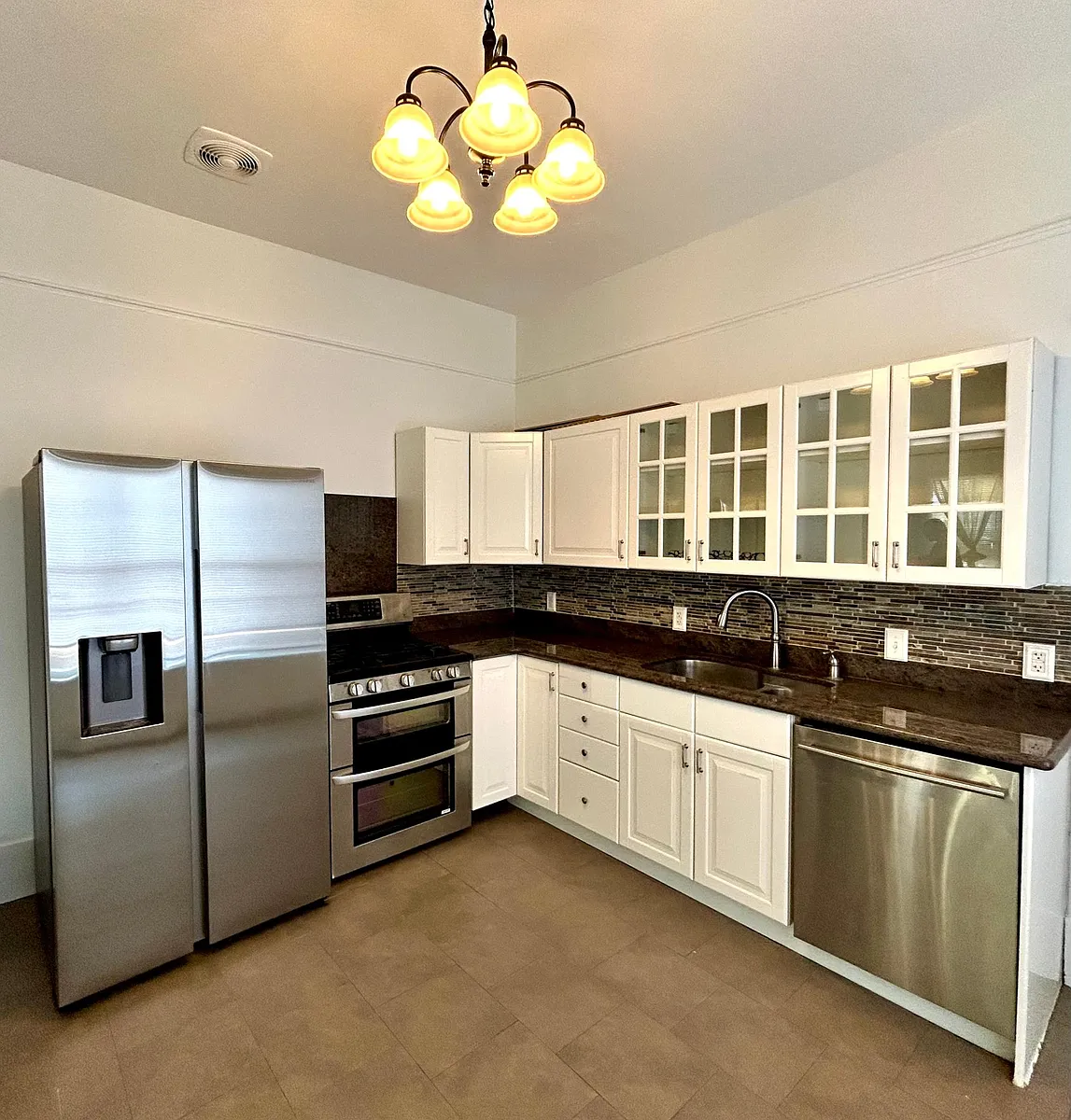 Remodeled kitchen with new appliances - 386 Margaret St