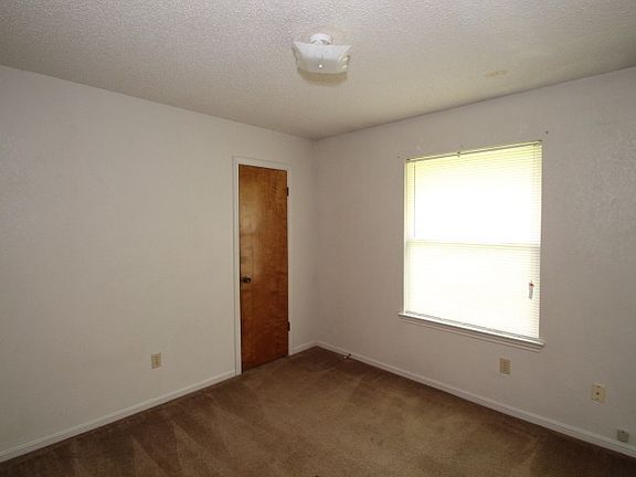 3rd image of 2502 Phyllis Dr