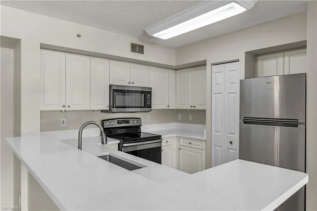 3 bed, 2.0 bath, 1219 sqft, $2,050 — Photo 1