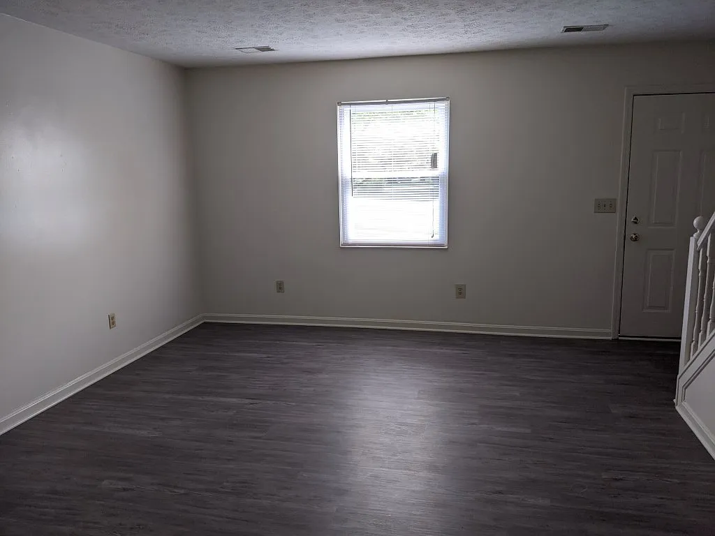 4 bed, $1,800 — Photo 3