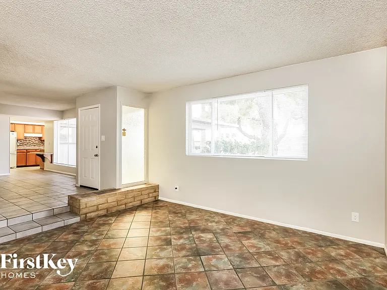 9047 N 36th Dr — Photo 2