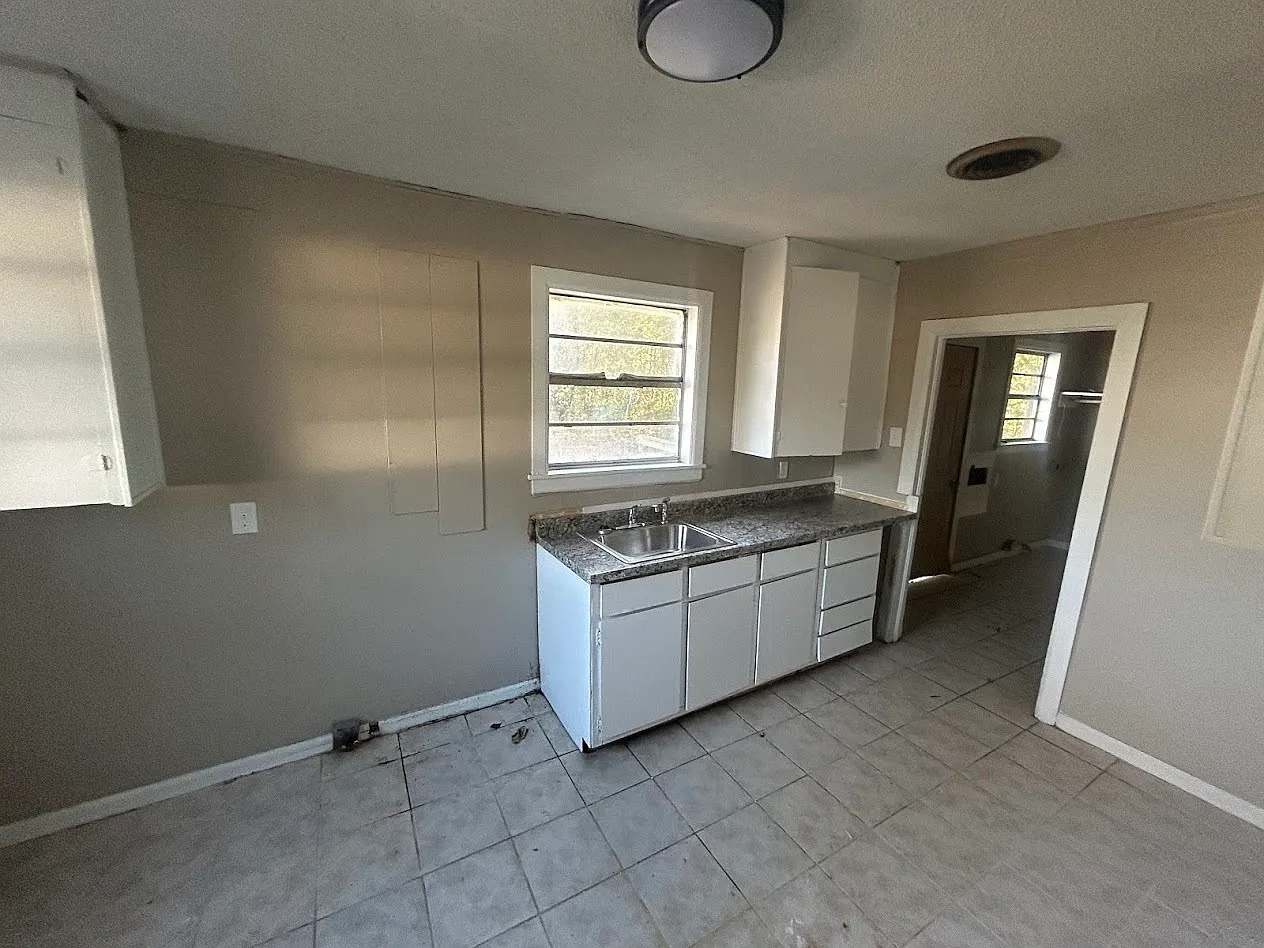 902 Mercedes Street - 1 — Photo 4