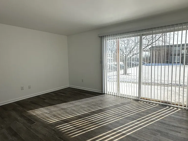 701 W Russell Rd — Photo 11