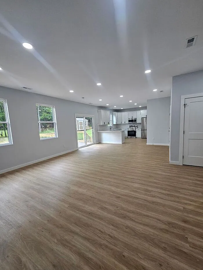 3 bed, 2.0 bath, 1450 sqft, $1,949 — Photo 2