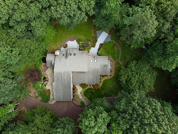 3rd image of 129 Woodmont Ln