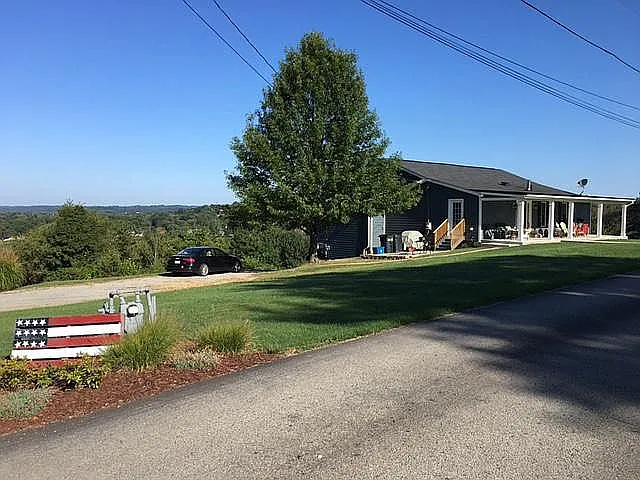 380 Hillcrest Dr photo 1