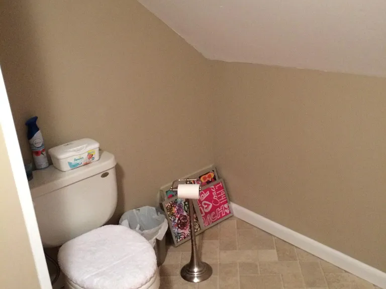 upstairs master 1/2 bathroom