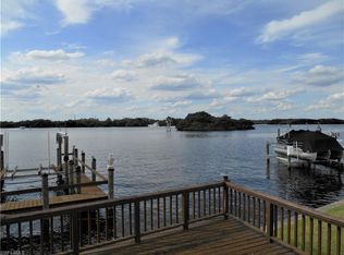 320 Shoreland Dr, Fort Myers, FL 33905