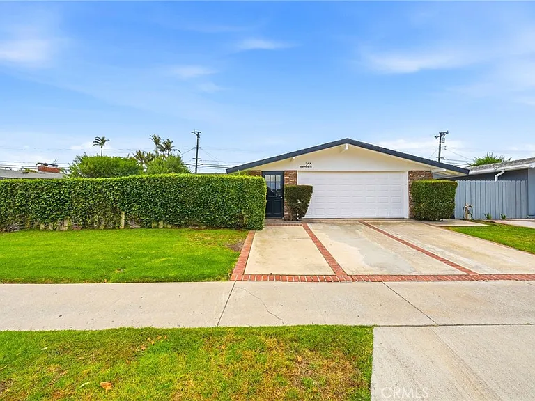 253 Princeton Dr — Photo 1