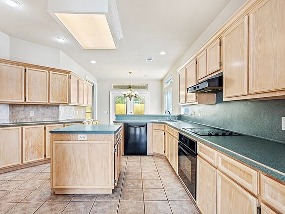 5th image of 406 Tulip Ln