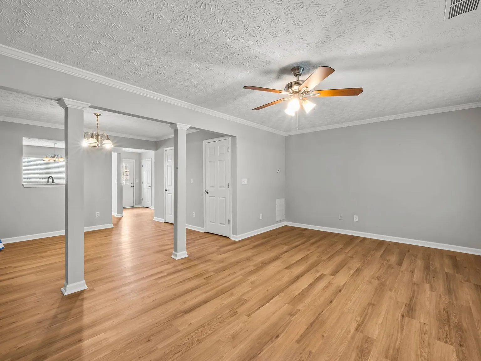 3 bed, 2.5 bath, 1372 sqft, $1,800 — Photo 4