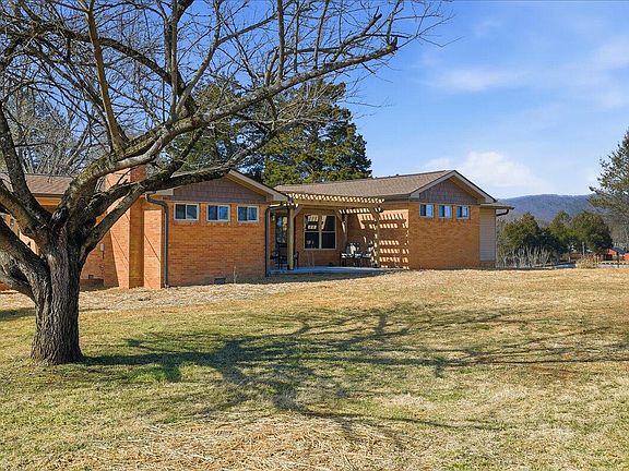 4th image of 220 Phyllis Dr