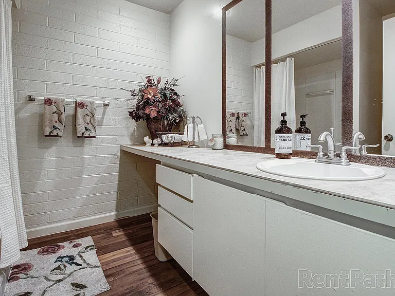 2br's Bathroom