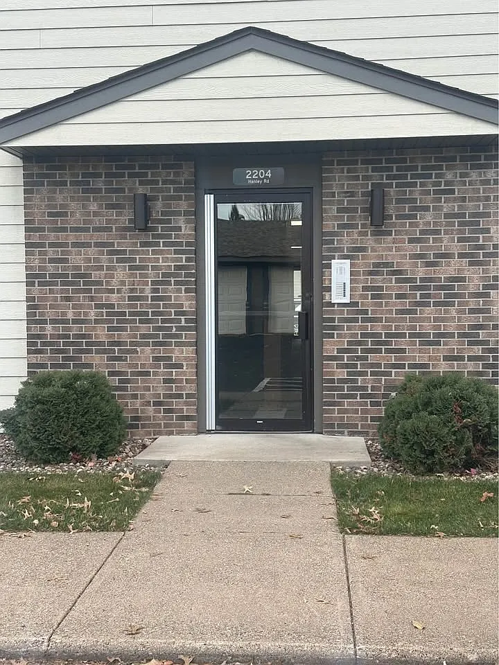 2204 Hanley Rd — Photo 1