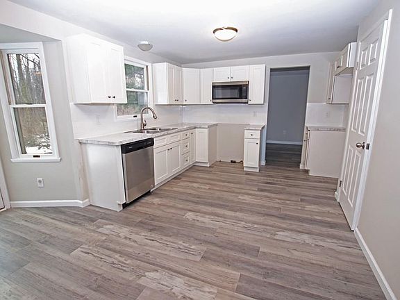 3rd image of 50 Close Hollow Dr