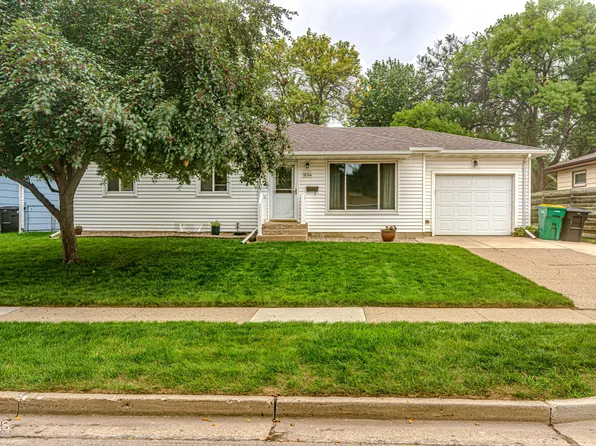 2034 Saint Benedict Dr, Bismarck, ND 58501