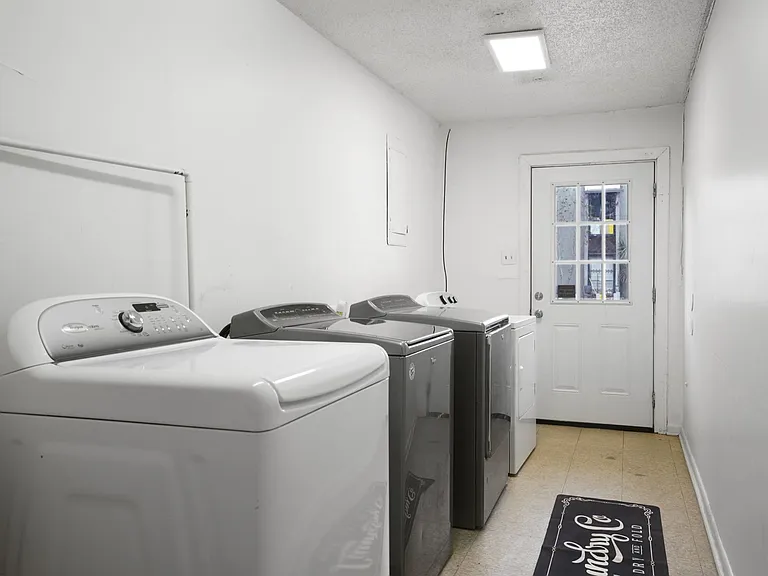 1220 E Victory Dr #1 — Photo 12