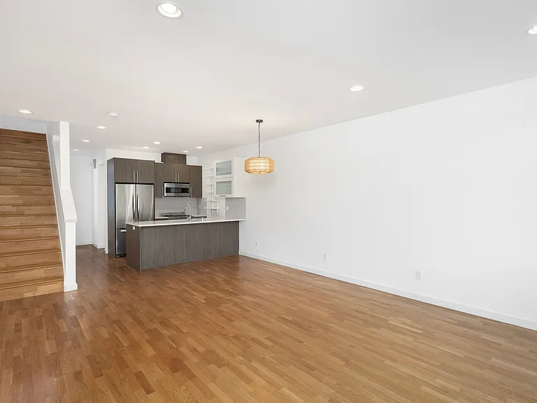 209 13th Ave E — Photo 12
