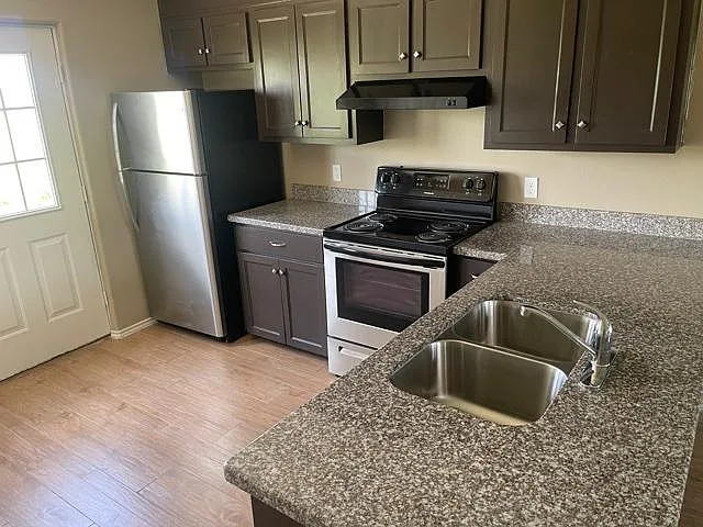1202 W Carmen Ave — Photo 3