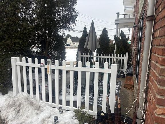 3rd image of 261 N Newbridge Rd