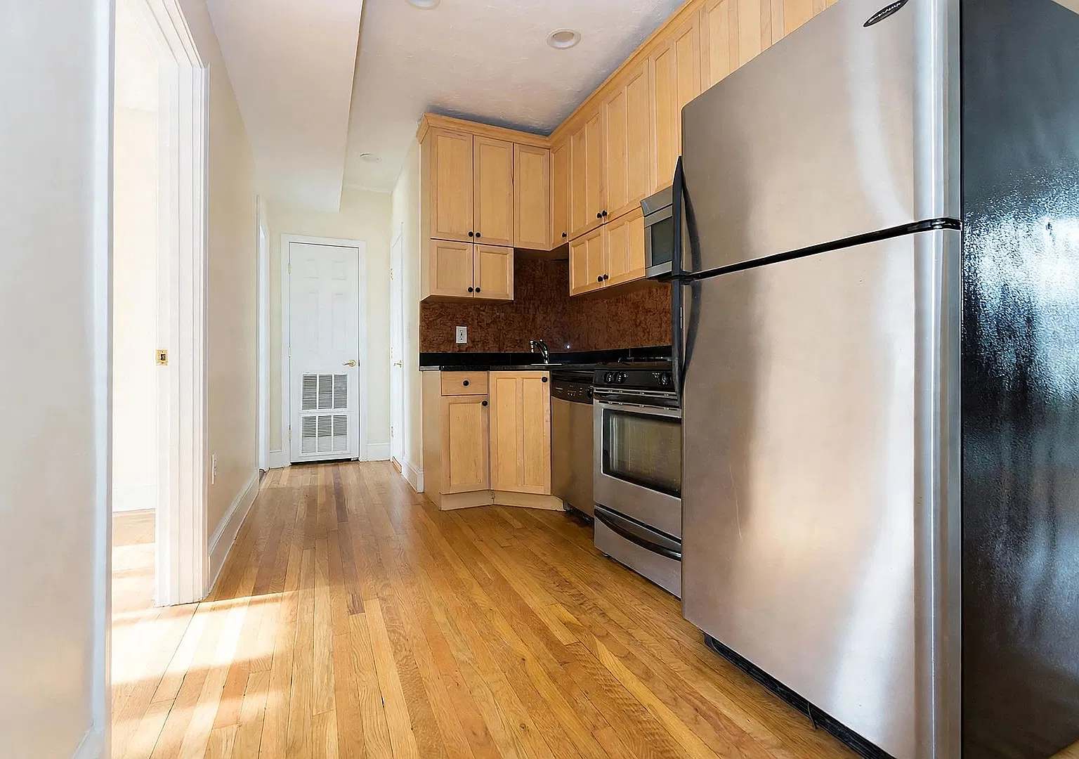 Modern Apt in Most Desirable Street of Locations! ! Heat & HW Inc — Photo 1
