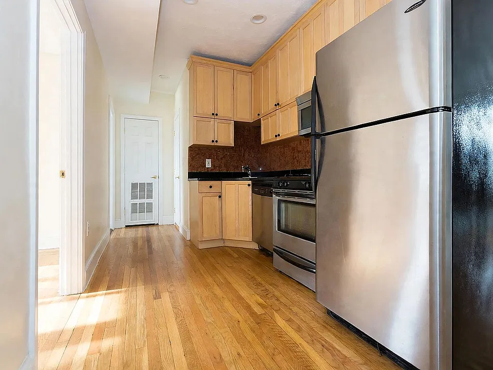 63 Thatcher St #5C