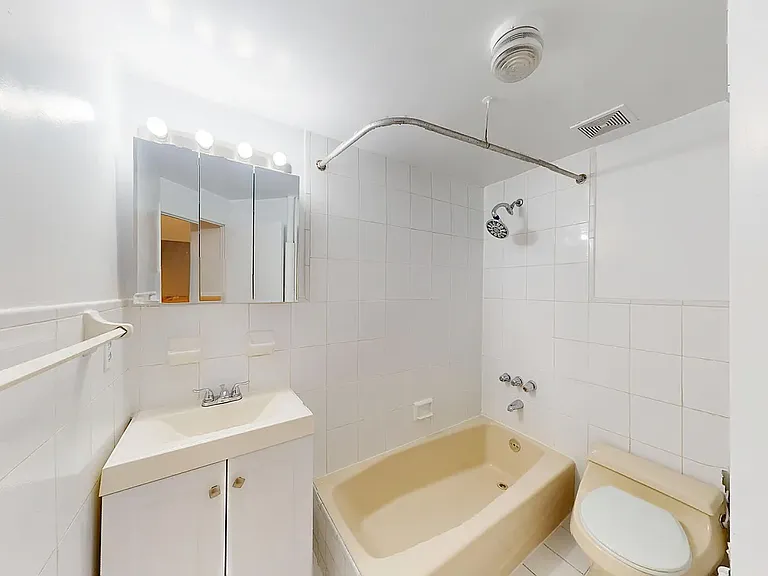 300 1/2 E 65th St #2D — Photo 10