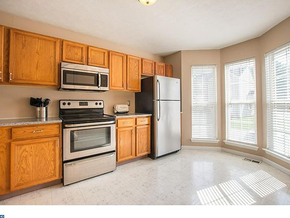 3rd image of 300 Palmerston Ct