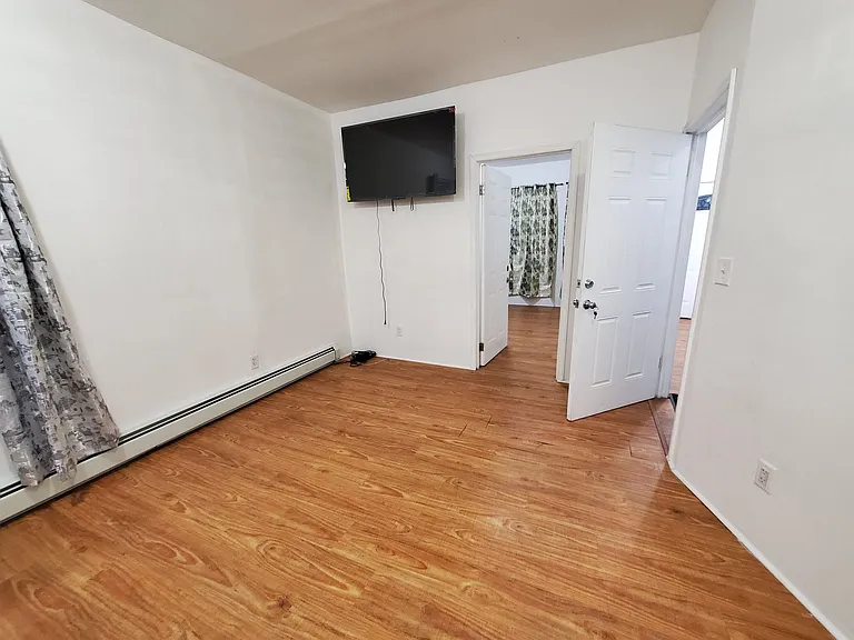 140 W 3rd St #1 — Photo 5
