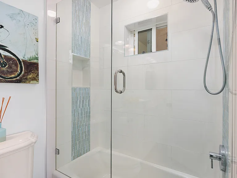 Bathrrom with bathtub