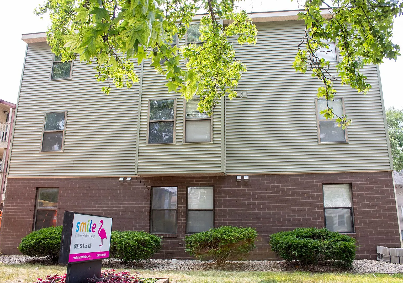 903 S Locust — Photo 2