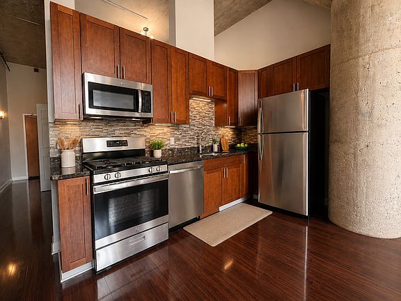 3rd image of 320 E 21st St Unit 212