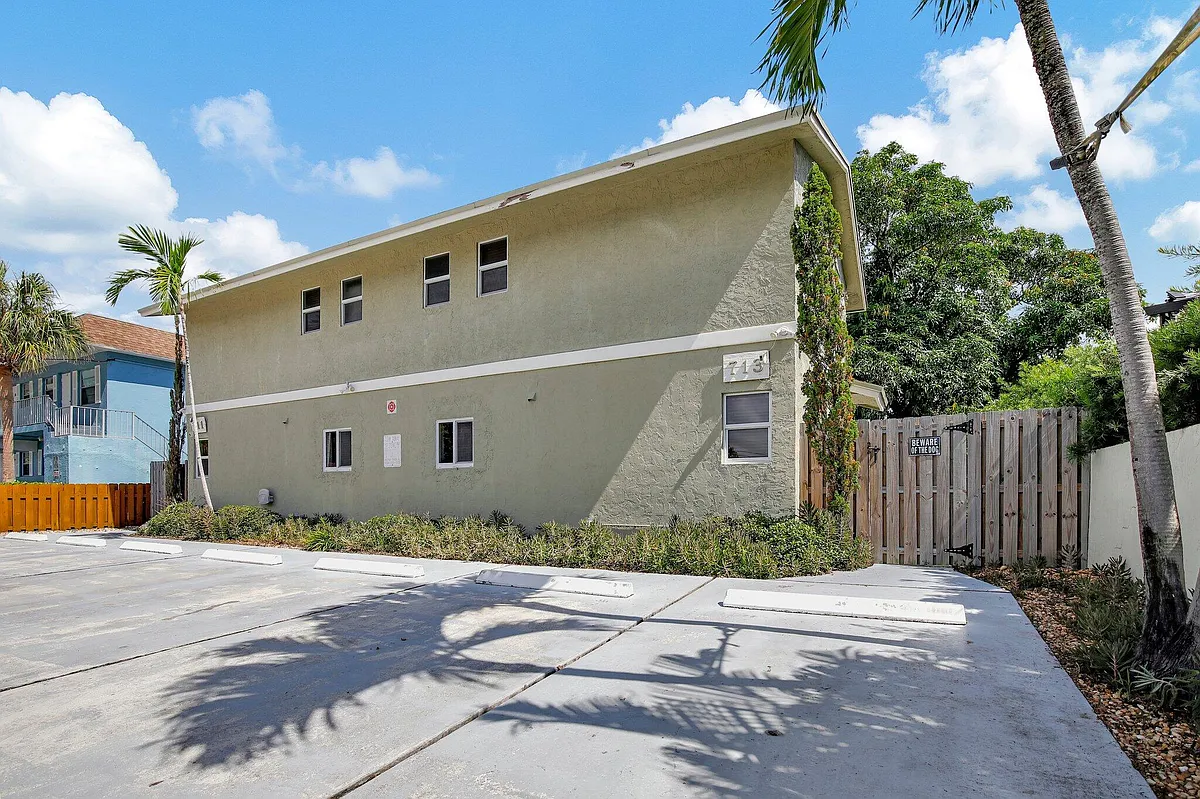 Building Photo - 711 NE 14th St #STUDIO