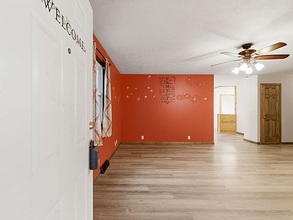 5th image of 155 Parkwood Dr