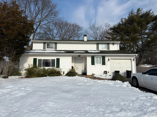 27 Monterey Ln, Centereach, NY 11720