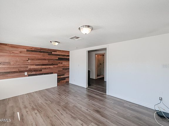 4th image of 934 E Whitton Ave