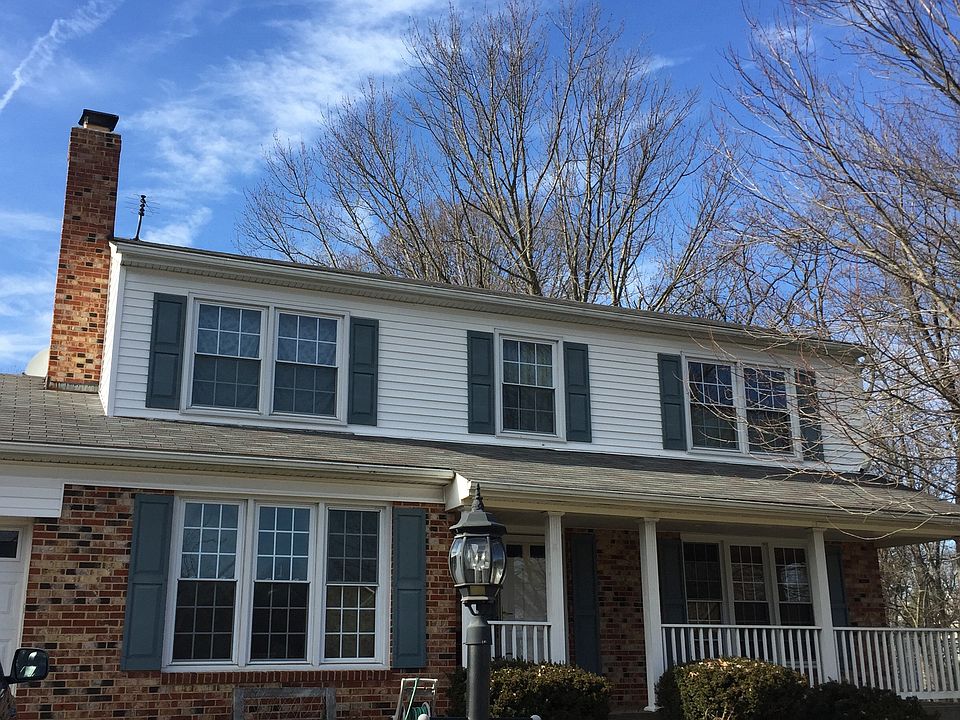 3 Story Colonial on Cul de sac