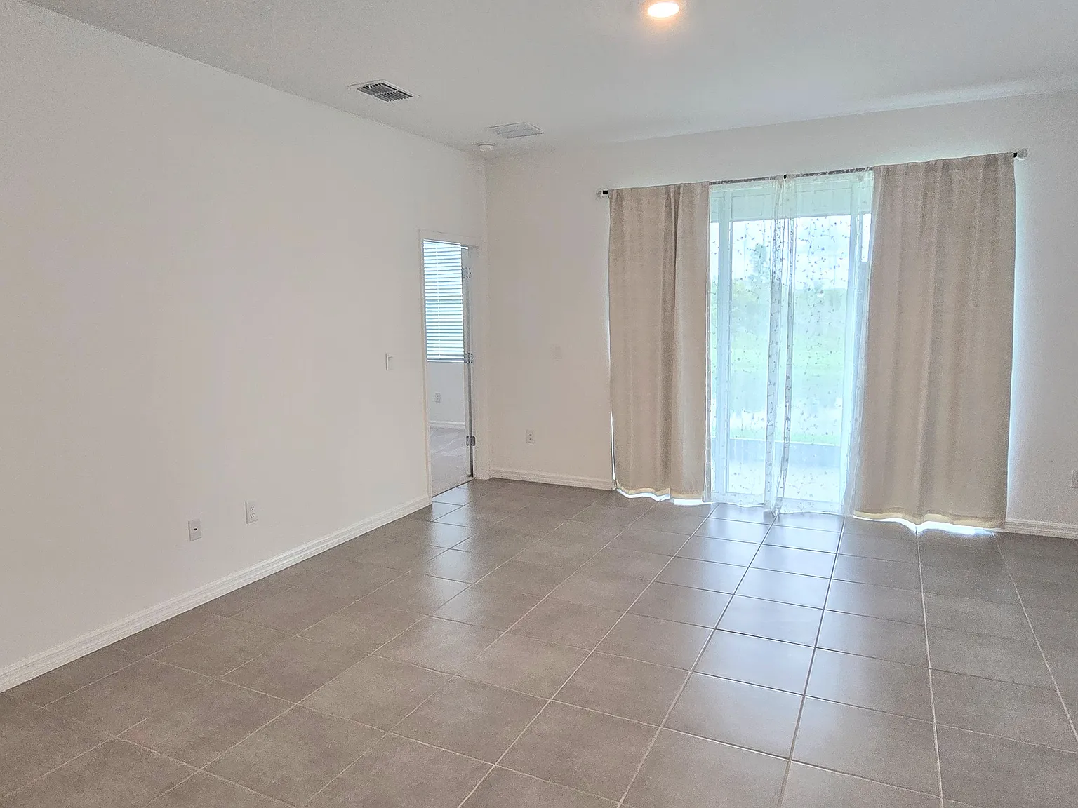 3 bed, 1565 sqft, $2,300 — Photo 3